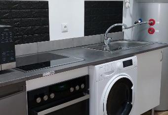 Lyesblb allows 18 year olds to book a room