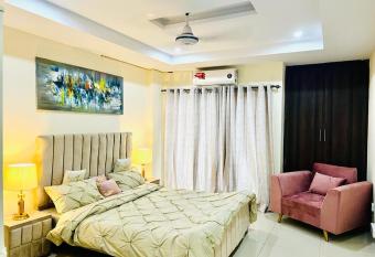 The Den has Balcony rooms