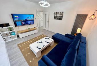Wembley Stadium 5 Star Brand New Luxury Sleeps 14 with parking has Balcony rooms