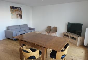 Superbe Appartement    3min    pieds de la gare has Balcony rooms