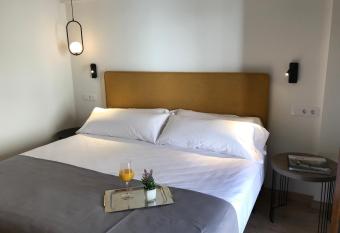 HOTEL MONTE PERDIDO has rooms with a private hot tub