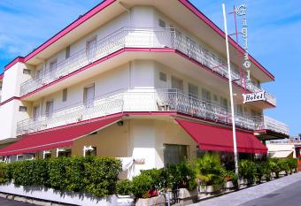 Hotel Gigliola allows 18 year olds to book a room