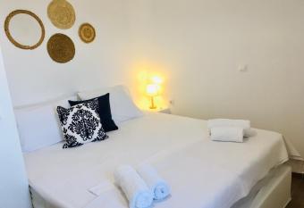 Sunset Apartments has Balcony rooms