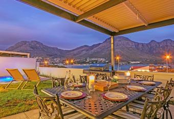 Villa de la Mer Hout Bay Beachfront has rooms with a private hot tub