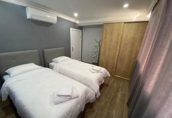 Pomruj Suites Lara with Jacuzzi has rooms with a private hot tub