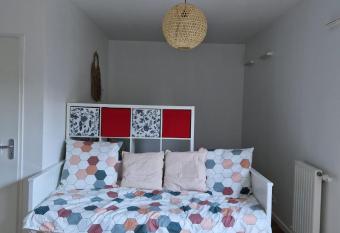 Appartement 20mn Paris Saint Lazare (4 personnes) has Balcony rooms