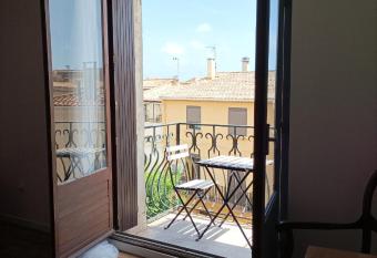 Studio, balcon, vue, lit linge size allows 18 year olds to book a room