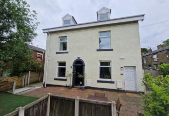 Milne Apartment 1 has Balcony rooms