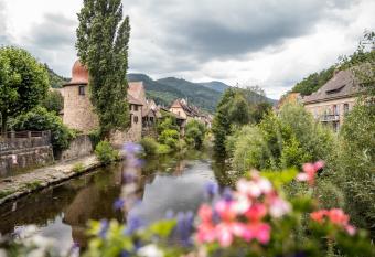 G  te Chez Lucile allows 18 year olds to book a room