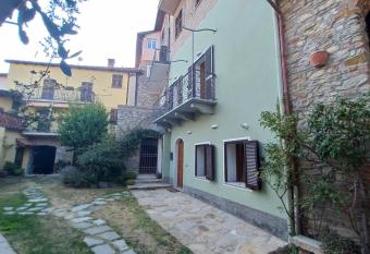 La maison du ch  teau has Balcony rooms