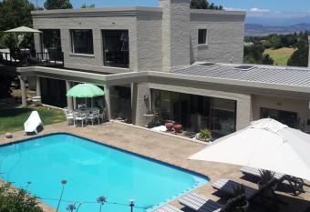 The Greens Guesthouse Bellville Golf Course has Balcony rooms