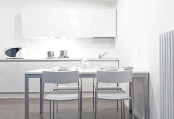 Mecki Apartments has rooms with a private hot tub