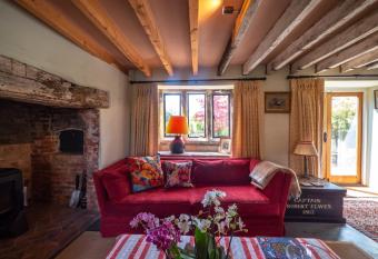 Country Cottage with Spa, Catering, Gardens, Nature Reserve Walks - Free Parking, Self Checkin has Balcony rooms