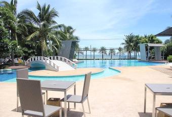 Luxury Beach Front Jomtien Condo / Super Wifi allows 18 year olds to book a room