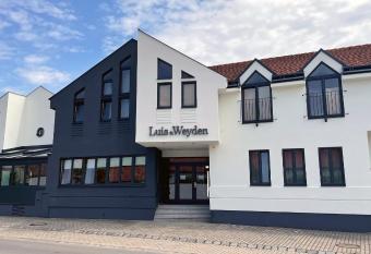 Luis von Weyden allows 18 year olds to book a room