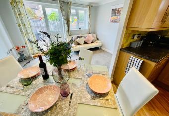 Cozy Bicester Village townhouse with garden allows 18 year olds to book a room