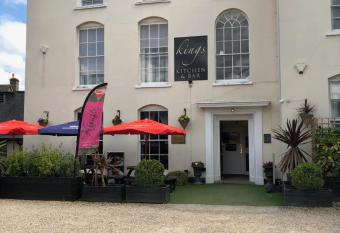 Kings Lodge has Balcony rooms