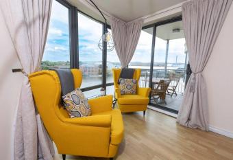 Stunning views and city side-Belfast City-2 Bedroom-5 Guests-Wifi & Parking has Balcony rooms