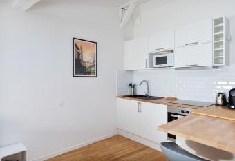 Le Cosy au c  ur de Toulouse has rooms with a private hot tub