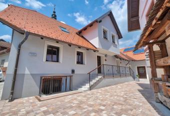 AU  lak hi  a, apartments. has rooms with a private hot tub