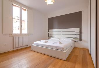 CanguroProperties - Albertoni has Balcony rooms