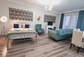 5* luxury near Avram Iancu sq New. Private parking allows 18 year olds to book a room