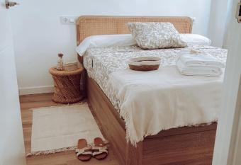 Apartamento en el nucli antic de l Escala allows 18 year olds to book a room