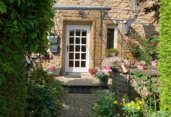 Ferienwohnung im Gr  nen EG mit Terrasse allows 18 year olds to book a room