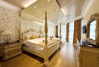 Hotel ERA has rooms with a private hot tub