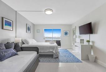 Miami Waterfront Condo-Studio, FREE PARKING allows 18 year olds to book a room