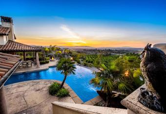 Owl's Nest by AvantStay Infinity Pool w Incredible Views has Balcony rooms