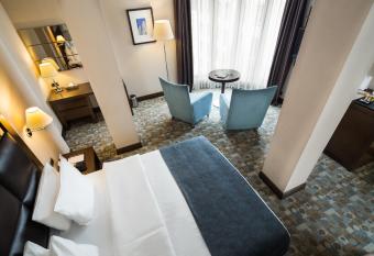 Midtown Hotel has rooms with a private hot tub