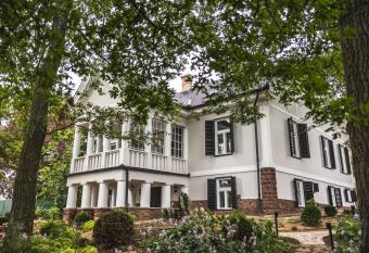 Villa Chez les Amis - Adults only allows 18 year olds to book a room