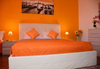 Venice Day Apartment has Balcony rooms