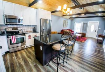 Cozy 3br downtown red door house has Balcony rooms