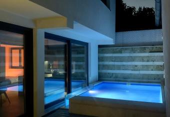 Musalla has rooms with a private hot tub