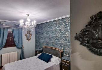 Domus Josefae-Apartamentos Tur  sticos Puerta de An  bal allows 18 year olds to book a room