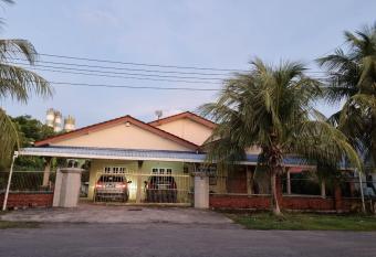 Kenyalang Lutong Homestay has rooms with a private hot tub