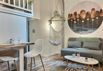 Le Temps Suspendu - Au c  ur d Albi allows 18 year olds to book a room