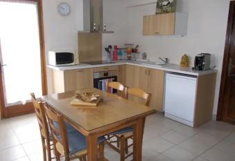 Appartement T2 bas de villa avec jardinet au calme proche mer has Balcony rooms