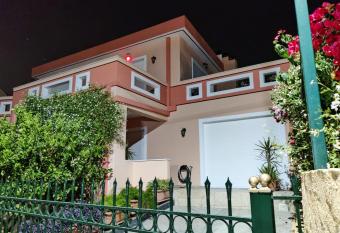 Cozy Vacation House in Artemida has Balcony rooms