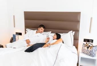 POPULA - The Lifestyle Hotel has rooms with a private hot tub