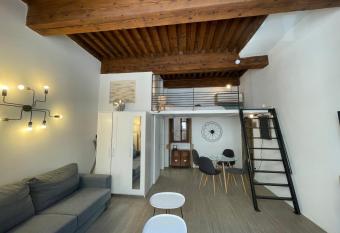 Appartement cosy au coeur du Vieux Lyon allows 18 year olds to book a room