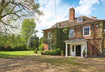 1 Bedroom Accommodation with Ensuite allows 18 year olds to book a room