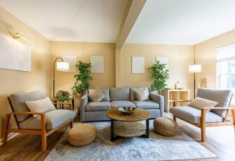 The Nest at Harmony Woods: Lux DC getaway + office has Balcony rooms