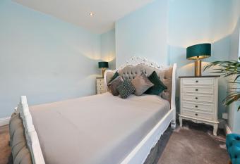 Wembley Luxury Residence- Opulence House has Balcony rooms