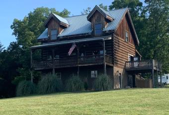 Rustic & private log cabin in Whitesburg (pet friently) has Balcony rooms