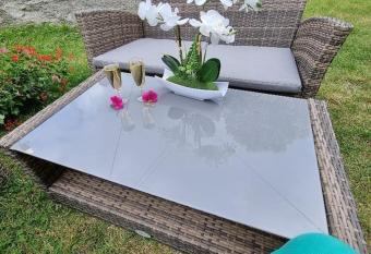 Gite Bruy  re 2    6 pers has rooms with a private hot tub