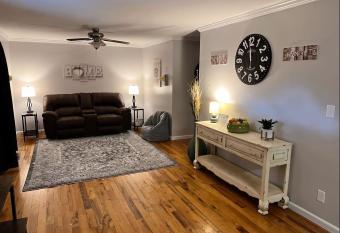 Kid~Friendly Townhouse Near Lake & Sports Complex has Balcony rooms