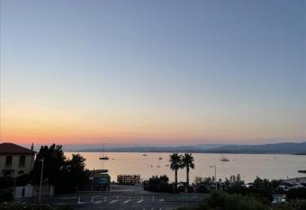 Studio Le Brusc has Balcony rooms